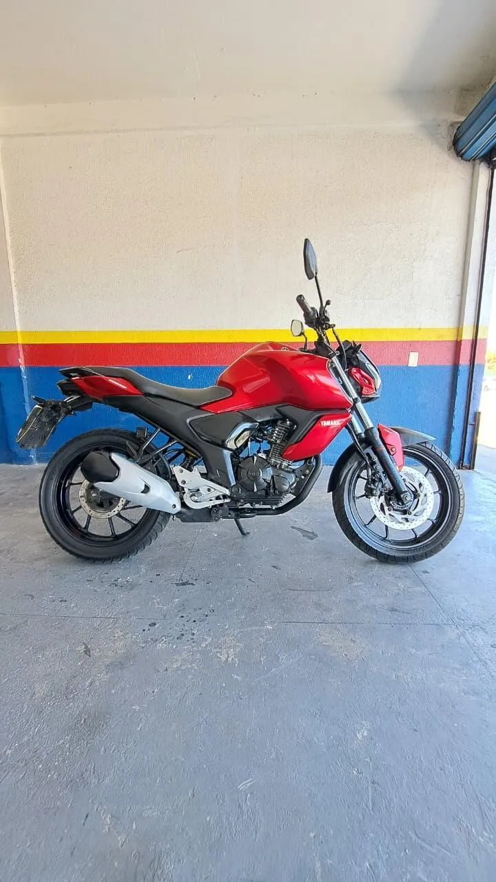 YAMAHA FZ 15 ABS LATERAL DIREITA 